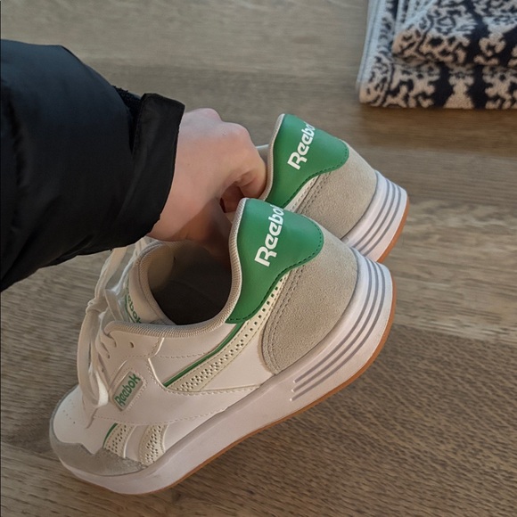 Green Reebok sneakers - Picture 3 of 4